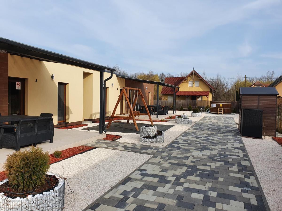 H&H Apartments Poroszló 外观 照片