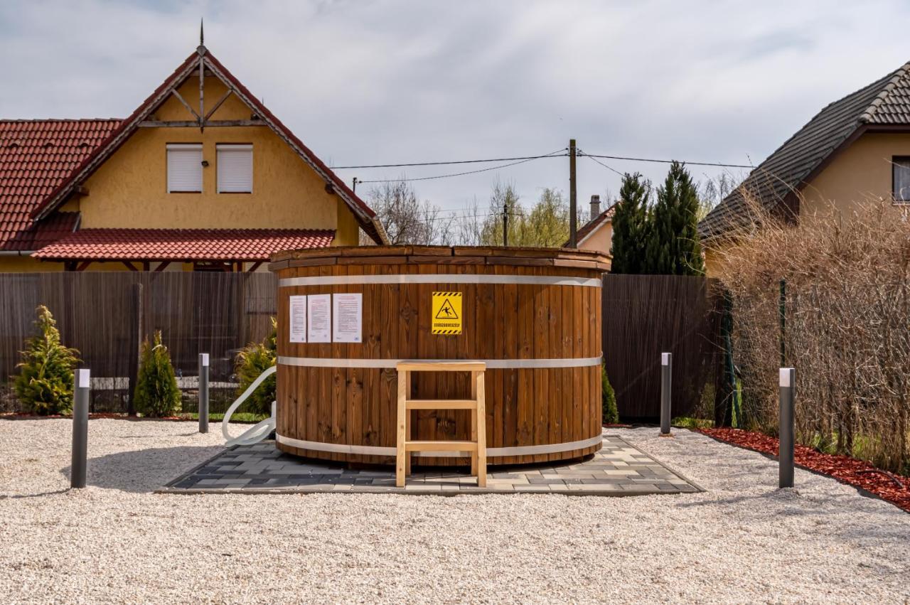 H&H Apartments Poroszló 外观 照片